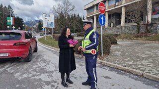 Цветя за дамите зад волана от Пътна полиция.