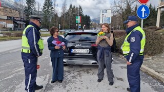 Цветя за дамите зад волана от Пътна полиция.
