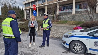 Цветя за дамите зад волана от Пътна полиция.