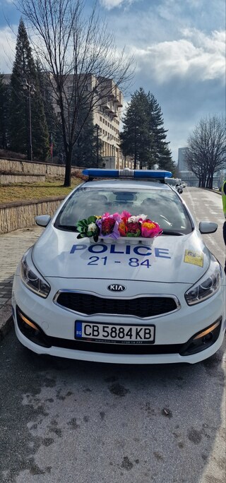 Цветя за дамите зад волана от Пътна полиция.