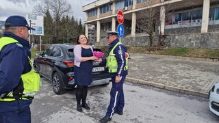 Цветя за дамите зад волана от Пътна полиция.