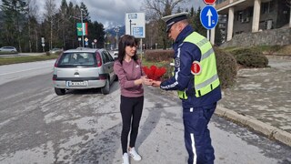 Цветя за дамите зад волана от Пътна полиция.