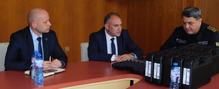 Главният секретар на МВР връчи нови пистолети на полицаи от ОДМВР-Смолян