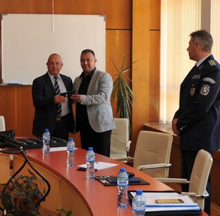 Заместник - министърът на МВР – г-н Емил Ганчев връчи нови пистолети и тейзери на служители от ОДМВР-Смолян