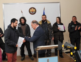 Директорът на ОДМВР-Смолян награди спасителите на пострадал 16-годишен скиор в КК Пампорово