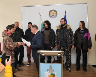 Директорът на ОДМВР-Смолян награди спасителите на пострадал 16-годишен скиор в КК Пампорово