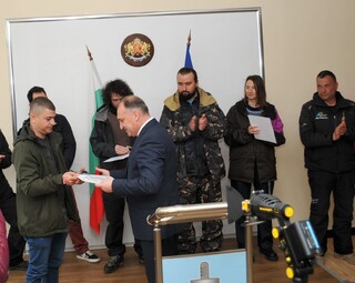 Директорът на ОДМВР-Смолян награди спасителите на пострадал 16-годишен скиор в КК Пампорово