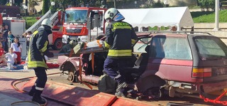 Атрактивна демонстрация на смолянските пожарникари в центъра на областния град.