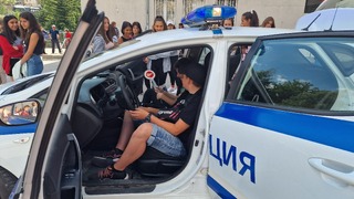 С беседа и съвместна акция с ученици, ОДМВР-Смолян отбеляза 29 юни - Ден на безопасността на движение по пътищата.