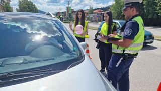 С беседа и съвместна акция с ученици, ОДМВР-Смолян отбеляза 29 юни - Ден на безопасността на движение по пътищата.