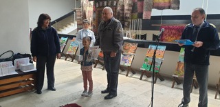 Награждаване на отличените участници в конкурса за детска рисунка „С очите си видях бедата“.