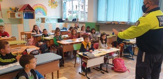 Полицейски служители изнасят беседи по пътна безопасност в училищата на територията на област Смолян