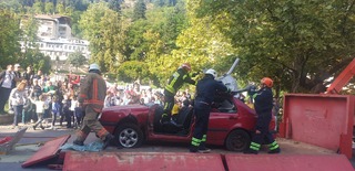 Пожарникарите с атрактивна демонстрация в центъра на Смолян