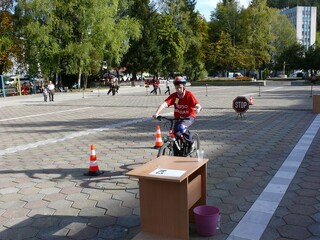 Знания и практически умения по безопасност на движението и оцеляване в градска среда демонстрираха ученици от общ. Мадан в състезанието “ГРАДСКИ СЪРВАЙВЪР”