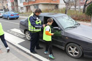 Ученици разпространиха „посланията на есенния лист“ в Правец
