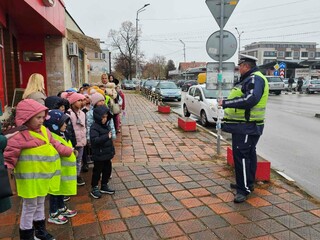 Под надзора на полицейски служител деца от Елин Пелин пресичаха рискови пътни участъци