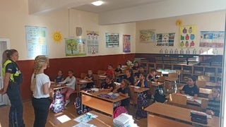 Полицаи от РУ-Етрополе разясниха на малките ученици основните правила за безопасност на пътя