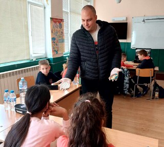 Четвъртокласници от Етрополе се учиха да откриват следи на местопроизшествие