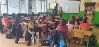 Беседи с ученици от Етрополе по въпросите за пътната безопасност и агресията в училище