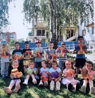 Служителите на реда в Елин Пелин и Ихтиман зарадваха малчуганите от детски градини с нови играчки
