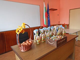 Малки лазарки от с. Гара Елин Пелин гостуваха в полицейското управление