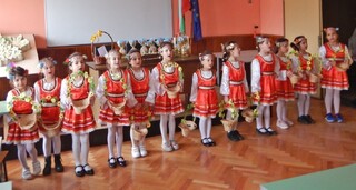 Малки лазарки от с. Гара Елин Пелин гостуваха в полицейското управление