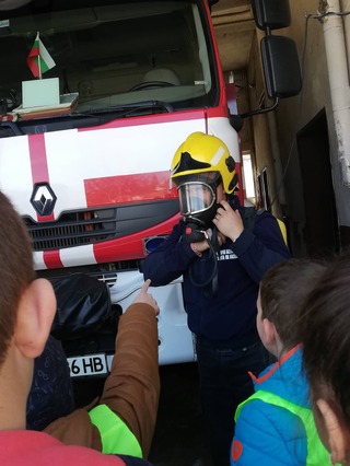 Третокласници от Етрополе със занятие по защита при бедствия, аварии и пожари