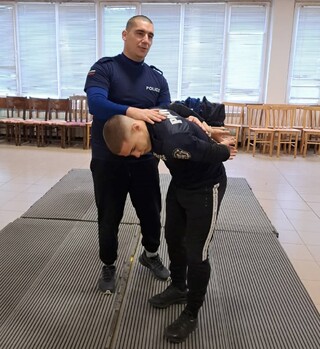 Членовете на Детско полицейско управление – Етрополе участваха в занятия за справяне с агресията и полицейска лична защита