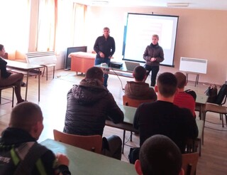 Членовете на Детско полицейско управление – Етрополе участваха в занятия за справяне с агресията и полицейска лична защита