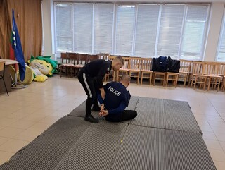 Членовете на Детско полицейско управление – Етрополе участваха в занятия за справяне с агресията и полицейска лична защита