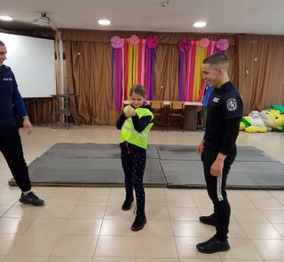 Членовете на Детско полицейско управление – Етрополе участваха в занятия за справяне с агресията и полицейска лична защита
