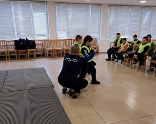 Членовете на Детско полицейско управление – Етрополе участваха в занятия за справяне с агресията и полицейска лична защита