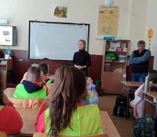 Членовете на Детско полицейско управление – Етрополе участваха в занятия за справяне с агресията и полицейска лична защита