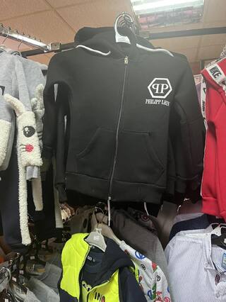 Множество дрехи от известни търговски марки без надлежни документи са иззети при акция на икономическа полиция в Ботевград
