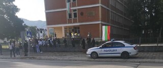 Полицейските служители бдят за сигурността и безопасността на пътя в първия учебен ден
