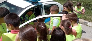 Практически занимания  по превантивната програма ”Детско полицейско управление” с четвъртокласниците  от ОУ „Христо Ясенов",  гр. Етрополе.