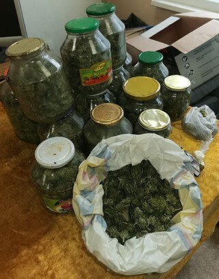 „Консерви“ с марихуана доведоха до ареста на криминално проявен мъж от Самоковско