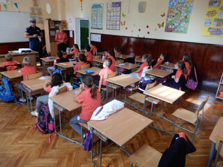 Полицаи от Етрополе беседваха с малките ученици за тяхната безопасност на пътя