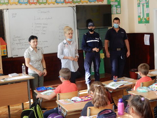 Полицаи от Етрополе беседваха с малките ученици за тяхната безопасност на пътя