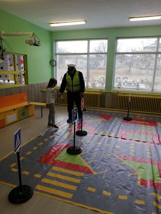 Полицаи от РУ- Сливница и деца от Драгоман отбелязаха Световния ден за възпоминание на жертвите от ПТП