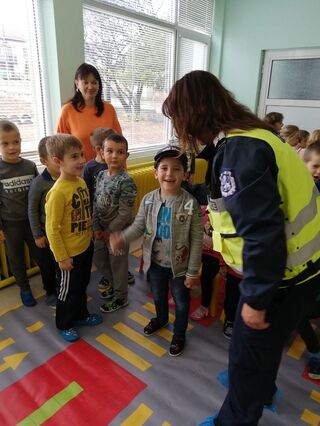 Полицаи от РУ- Сливница и деца от Драгоман отбелязаха Световния ден за възпоминание на жертвите от ПТП