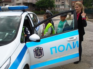Служители на РУ- Етрополе проведоха открит урок с учениците от Детското полицейско управление
