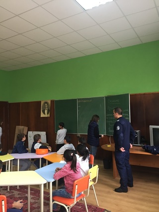 Пирдопските полицаи дискутираха с ученици правилата за безопасността им на пътя