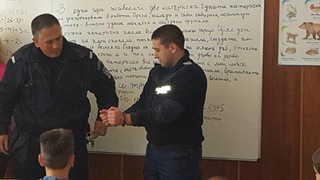 Полицаи от РУ- Пирдоп проведоха практическа беседа с ученици