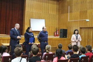 Полицаи от РУ- Правец беседваха с първокласници за тяхната безопасност на пътя