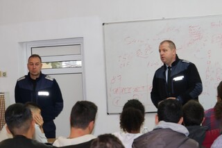 Полицаи от РУ- Правец с практически указания към младите водачи относно пътната безопасност