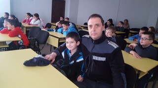 Полицаи и ученици от Своге коментират в открит диалог въпросите за детската престъпност, агресията в училище и ценностите в живота
