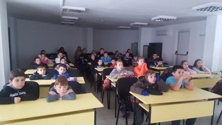 Полицаи и ученици от Своге коментират в открит диалог въпросите за детската престъпност, агресията в училище и ценностите в живота