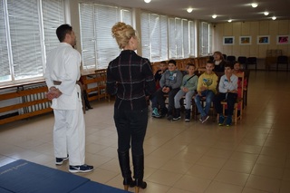Практическо занятие по полицейска лична защита с учениците от Детско полицейско управление- Етрополе