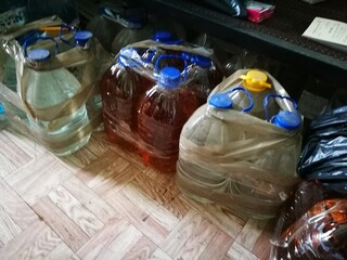 Служители от икономическа полиция и РУ- Годеч осуетиха незаконната продажба на 280 литра контрабанден алкохол